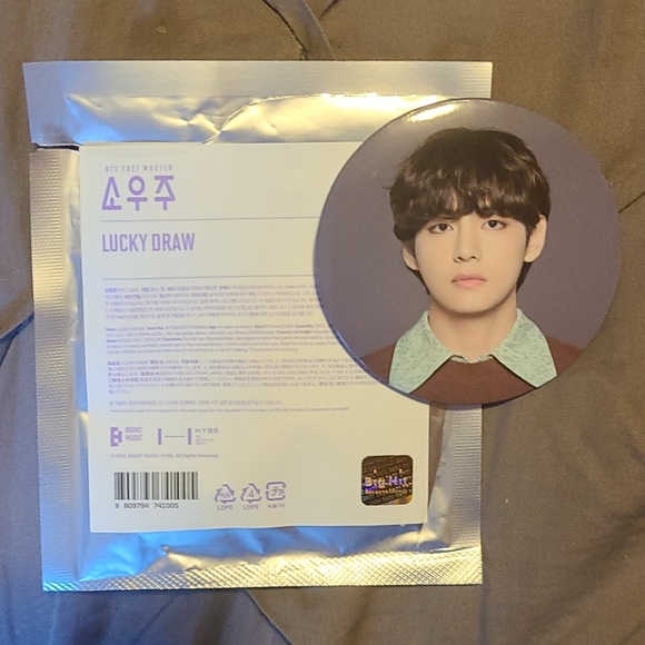 BTS Lucky Draw Pin. TAEHYUNG / V - Picture 3 of 4